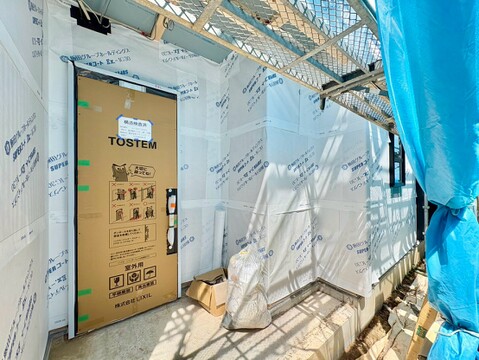 工事中の新築物件、玄関ドアと外壁の施工状況
