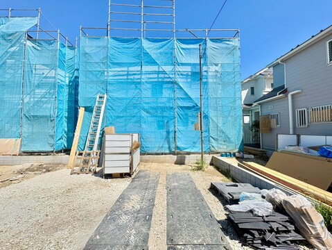 新築工事中の住宅現場の外観と周辺の様子
