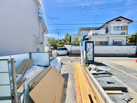 住宅街の道路沿いにある駐車スペースと周辺の建物