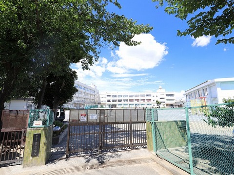 横浜市立鴨居小学校　距離約440m