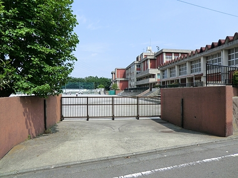 藤沢市立高倉中学校　距離約750m