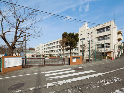 横浜市立山下小学校　距離約1100m