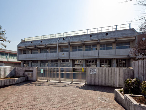 横浜市立緑が丘中学校　距離約1900m