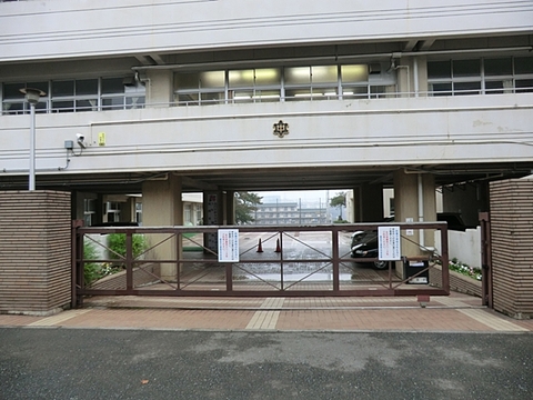 横浜市立浦島丘中学校まで約900m