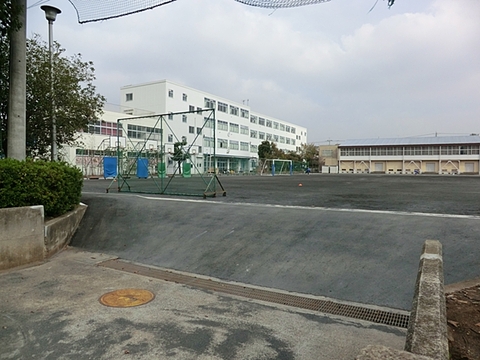 横浜市立旭中学校　距離約300m