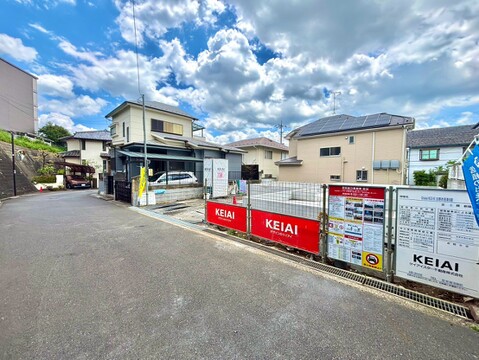 住宅街にある駐車場とその周辺の街並み