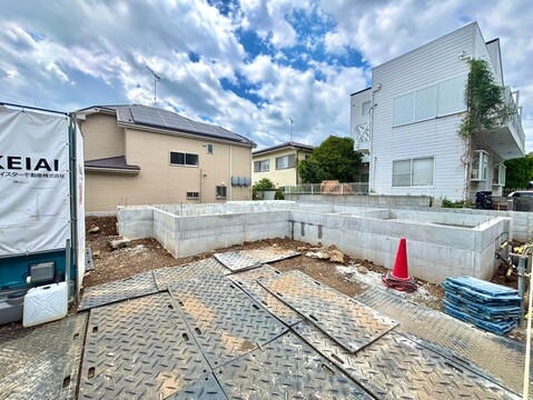 建築準備中の更地、周囲は住宅街です
