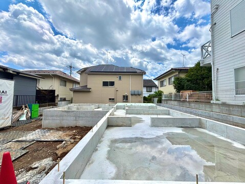 住宅建築のための基礎工事が進行中の現場