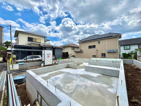 新築の基礎工事中の様子周辺は住宅街です