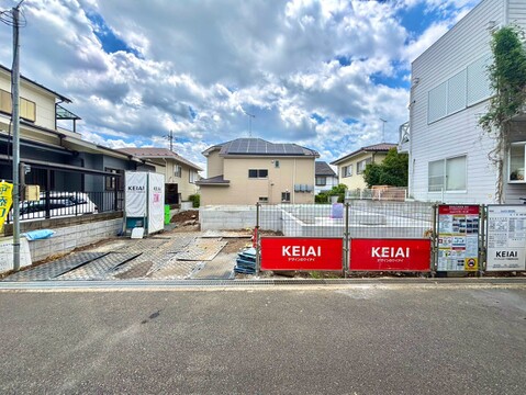 建築予定地の更地、整地された駐車スペースが特徴です