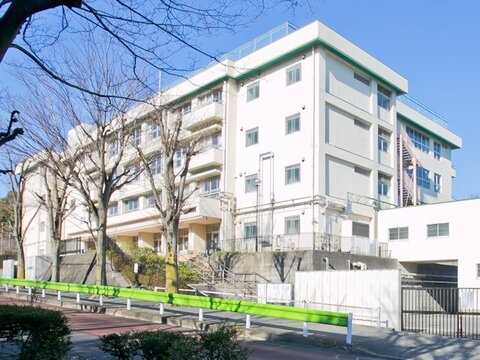 日野市立七生緑小学校　距離約240m