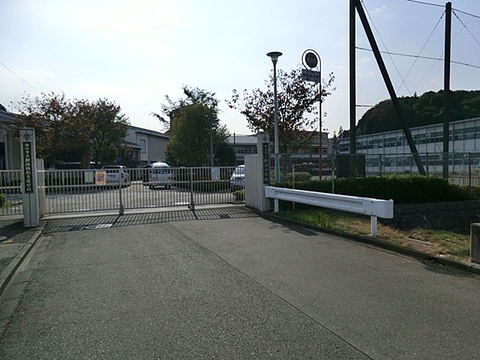 横浜市立新治小学校　距離約800m