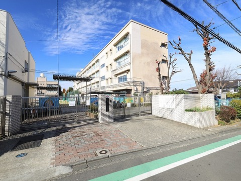 横浜市立つつじが丘小学校　距離約160m
