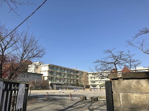 町田市立鶴川第二小学校　距離約290m