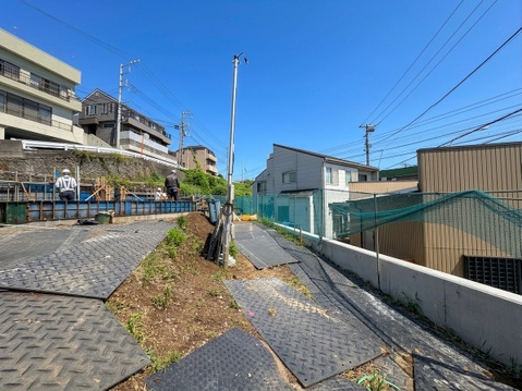 住宅地の坂道沿いに位置する物件の周辺環境です