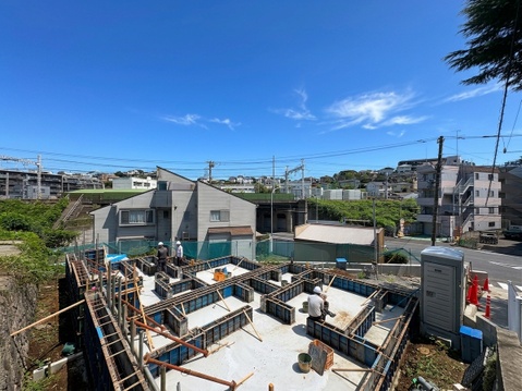 建築中の物件と周辺の住宅街の景観