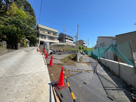 傾斜地にある物件の前面道路と隣接地の様子です