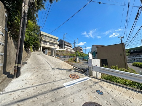 坂道沿いに立地する住宅地の外観です