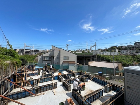 建設途中の住宅と周辺の高台からの眺望が見える風景