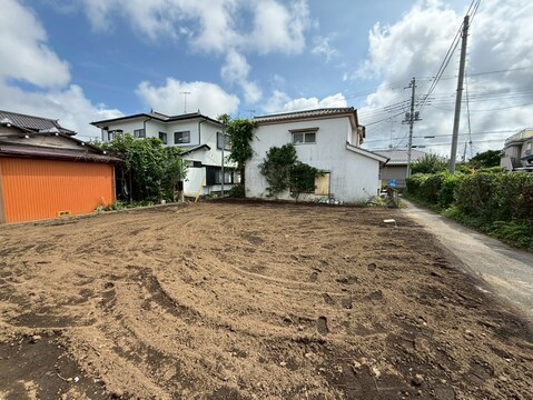 住宅街の更地周囲に住宅が並ぶ静かな環境