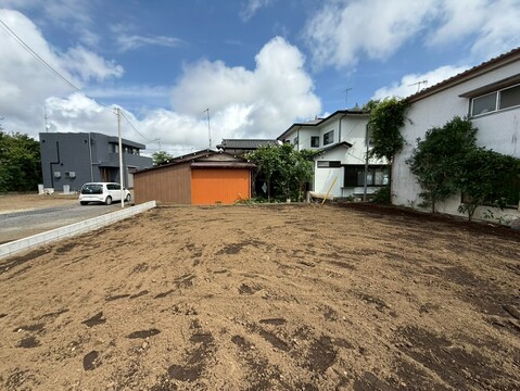 住宅地内の空き地、周囲に戸建て住宅が立地しています