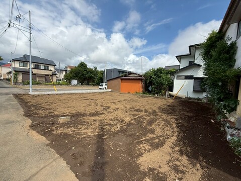 住宅街にある整地された更地の写真です