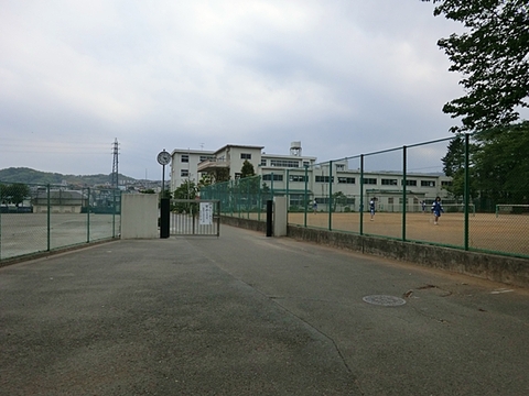 秦野市立西中学校　距離約800m