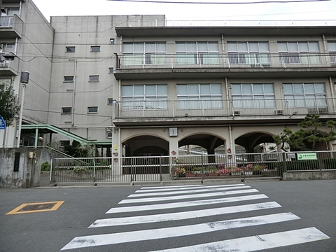 横浜市立老松中学校　距離約650m
