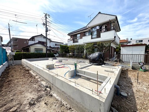 新築住宅の基礎工事が進む現場の外観です