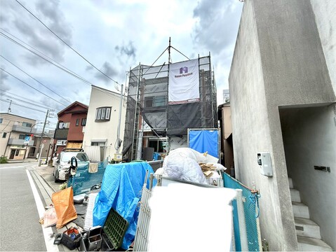 建設中の住宅が立ち並ぶ住宅街の外観です
