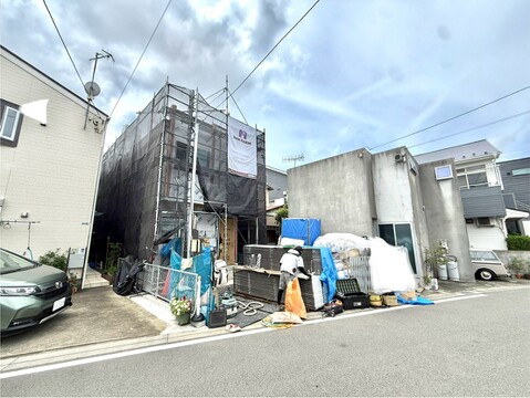 工事中の住宅が並ぶ住宅街の外観です