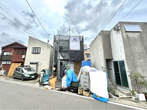 建築中の住宅が並ぶ住宅街の外観です