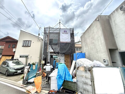 建築中の住宅外観と周辺の住宅環境です