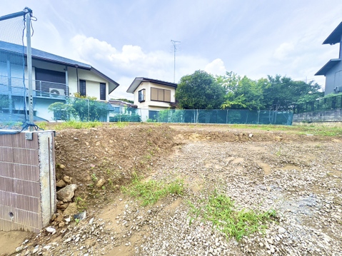 舗装されていない更地の住宅用地の様子です