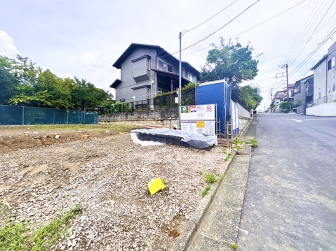 通り沿いの更地で、住宅街に位置しています