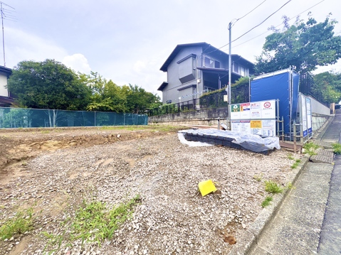 住宅街にある整地された更地の写真です