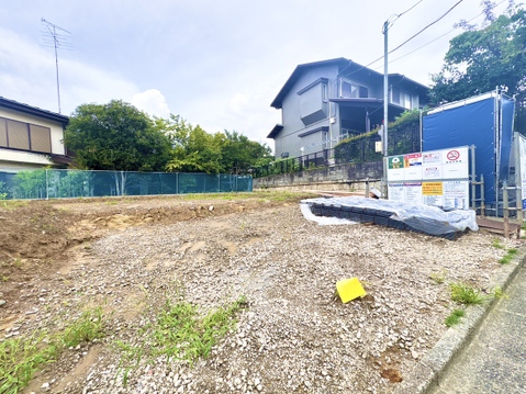 造成済みの更地と周囲の住宅が見える現地写真です