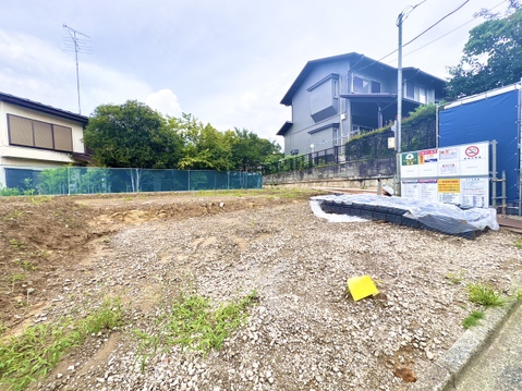 閑静な住宅街の更地物件、周囲に住宅が立地