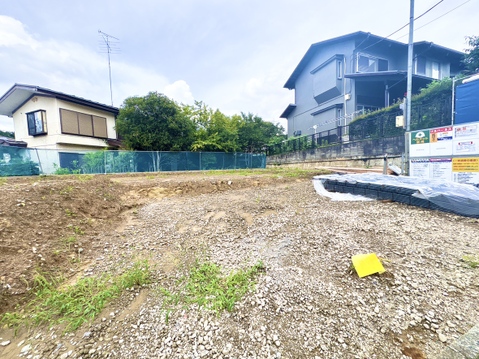 住宅地の更地、周囲に戸建てが立地する敷地です