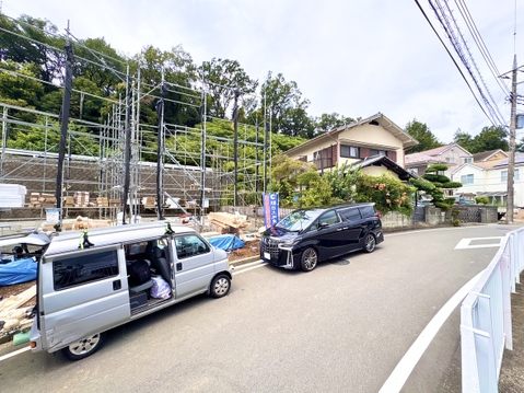 道路沿いの住宅街で駐車スペースが確保された物件周辺の様子