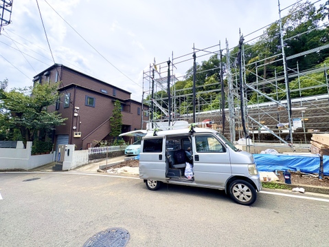 建設中の住宅と駐車スペースが見える外観写真です