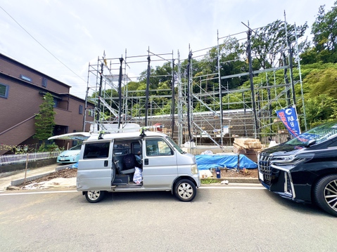 建築中の現場と駐車スペースがある敷地の様子