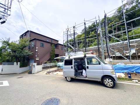 住宅街の角に位置する建物と駐車スペースの様子です