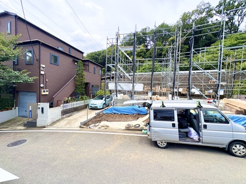 建設中の住宅と駐車スペースがある現場の様子です