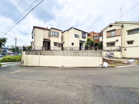 住宅街の区画整理された宅地と周辺住宅の外観
