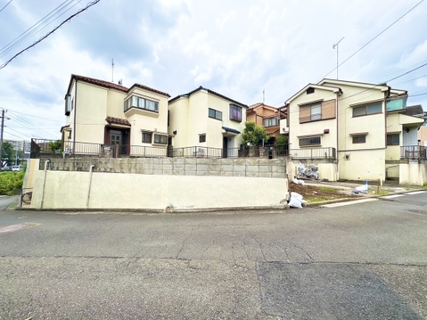 住宅が並ぶ閑静な住宅街の外観です