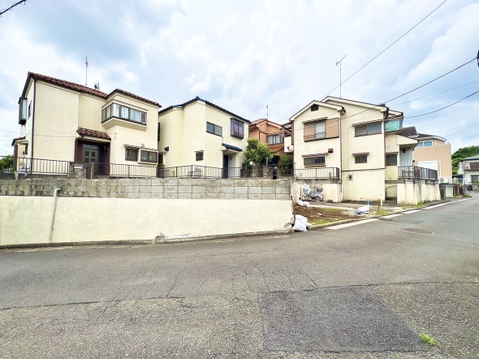 住宅街の一角にある複数戸の住宅外観です