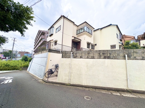 丘の上に建つ角地の住宅で周囲は閑静な住宅街です