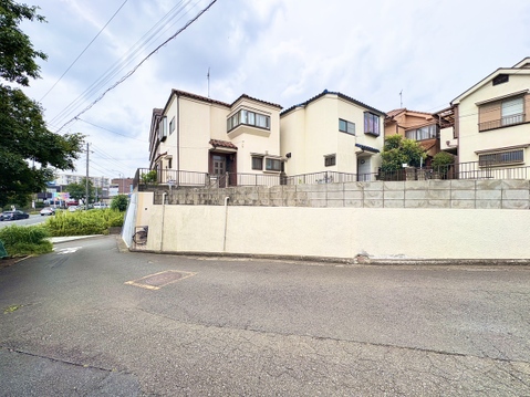 住宅街の角地にある2階建ての戸建て物件です