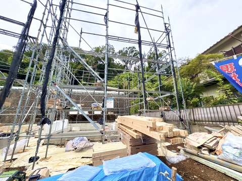 住宅の建築現場木材や足場が見える